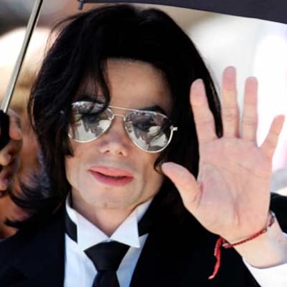 Michael Jackson saluda al salir el lunes del juzgado de Santa María, en California.