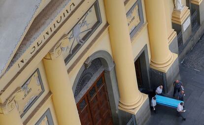 Empleados del Ayuntamiento de Campinas trasladan los cuerpos de las víctimas desde la Catedral, el 11 de diciembre de 2018.