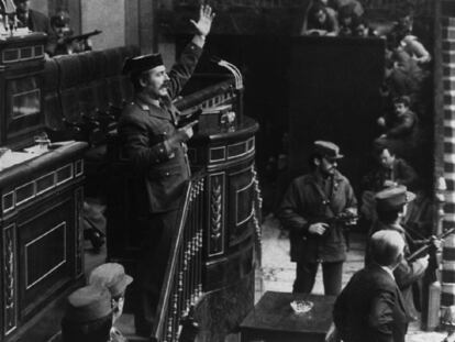 El teniente coronel Tejero, amenazando la democracia desde la tribuna del Congreso el 23-F de 1981.