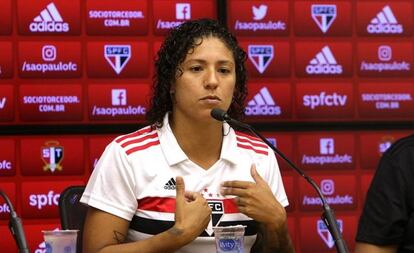 Cristiane sendo apresentada no São Paulo.