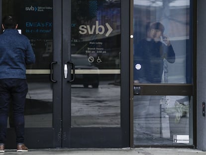 Un cliente en la entrada de la sede del Silicon Valley Bank en Santa Clara, California.