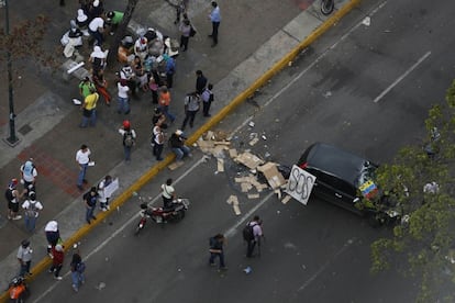 Manifestantes anti-governo bloqueiam uma praça de Caracas.