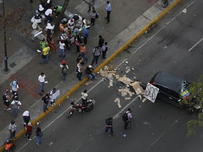 Manifestantes anti-governo bloqueiam uma praça de Caracas.