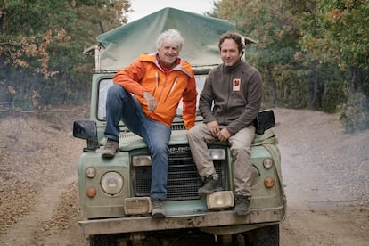 Juan Luis Arsuaga (izquierda) y Eduardo Cerdá, director del parque Paleolítico Vivo.