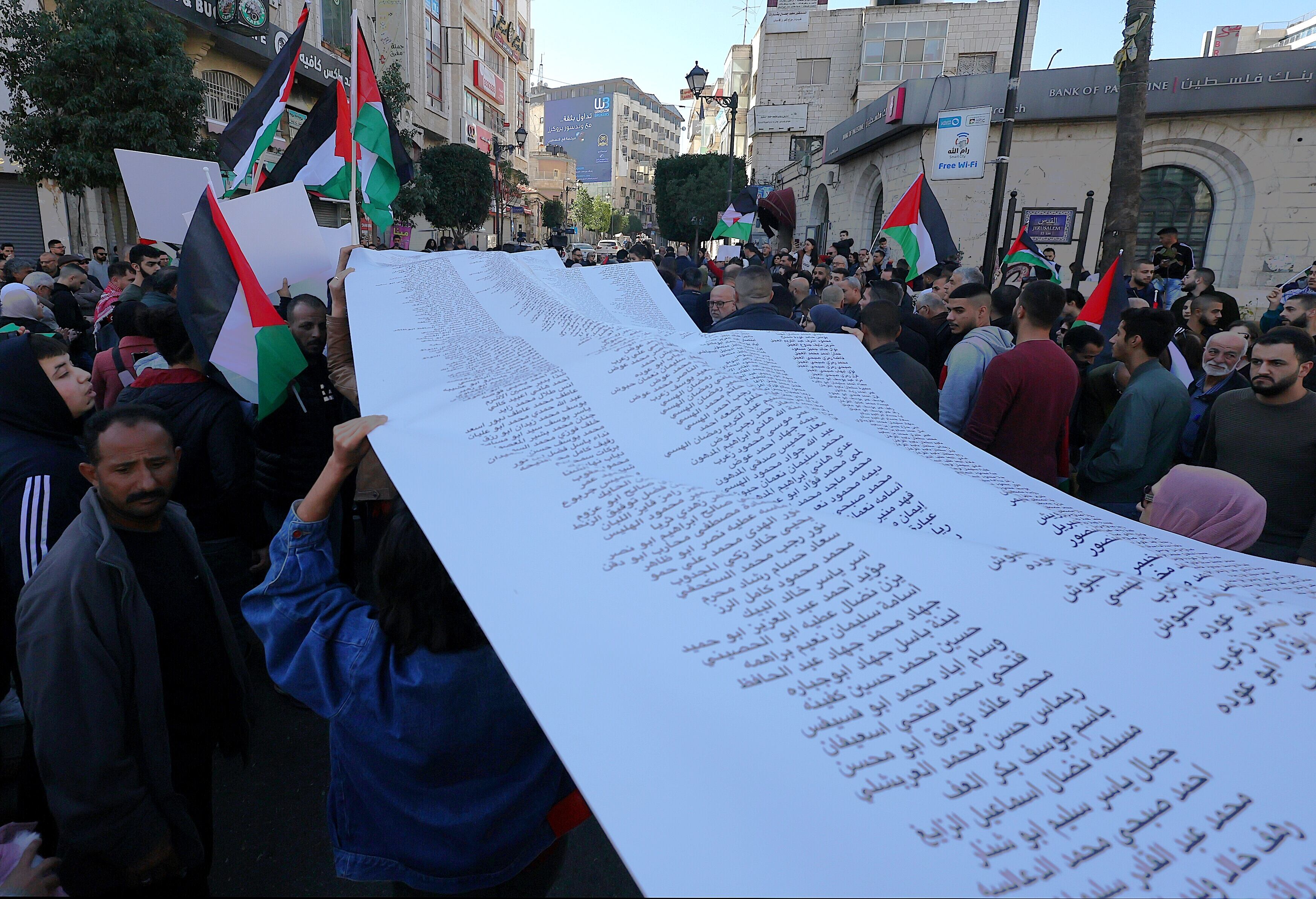 Decenas de palestinos se concentran en el centro de Ramala, Cisjordania, durante la jornada de huelga general para protestar por el asedio a Gaza y el veto ejercido por EE UU en la ONU a un alto el fuego.