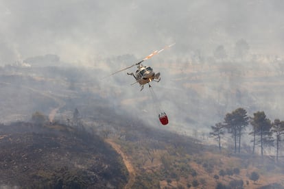 En la imagen, medios aéreos trabajando desde primera hora de ayer viernes en el paraje de la Cueva Santa en Altura (Castellón).