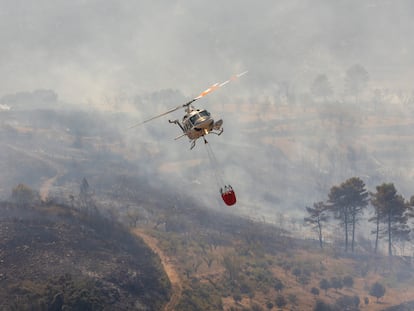 En la imagen, medios aéreos trabajando desde primera hora de ayer viernes en el paraje de la Cueva Santa en Altura (Castellón).