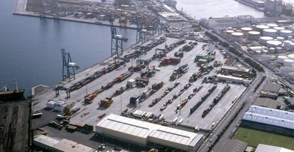 Vista de contenedores en un muelle del puerto de Las Palmas.