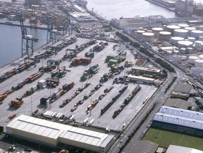 Vista de contenedores en un muelle del puerto de Las Palmas.