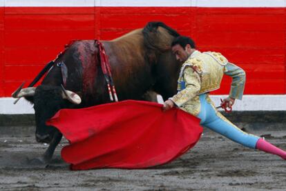 Enrique Ponce, en la faena de su segundo toro, al que cortó una oreja.