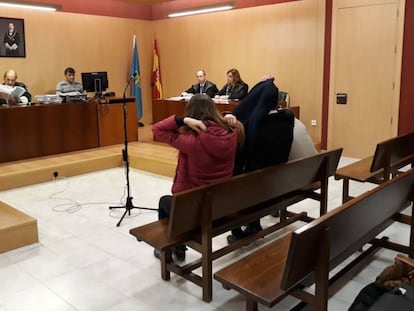 Tres ultras del Sporting durante un juicio el pasado 5 de abril. 