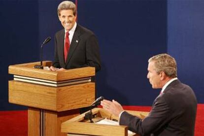 John Kerry y George W. Bush, durante el tercer debate televisado.