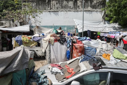Prendas de ropa se secan sobre automóviles y viviendas improvisadas de las personas desplazadas.