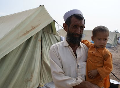 Man Zaman vive en una zona tribal de la que proceden más de 700 familias procendentes de las afueras de Peshawar. En la imagen aparece con uno de sus hijos. Asegura: "La gente de Bayaur no estamos acostumbrados a tanto calor".