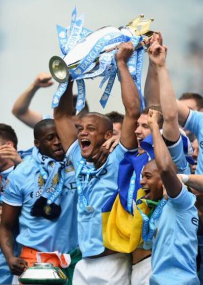 Kompany levanta el trofeo de campeón de la Premier League