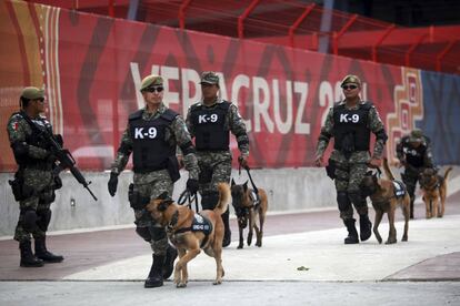 Elementos de la Fuerza Civil de Veracruz durante un operativo en 2014.