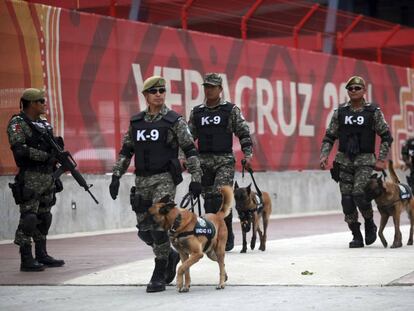 Elementos de la Fuerza Civil de Veracruz durante un operativo en 2014.