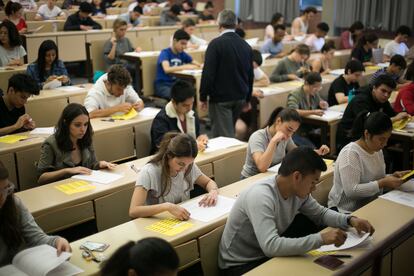 Estudiantes en la Universidad de Barcelona durante los exámenes de selectividad en 2019.