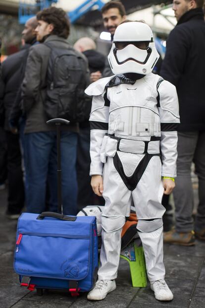 Un joven fan con el traje de un guardia de asalto antes del estreno europeo de "Star Wars" en el centro de Londres.