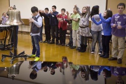 Varios de los escolares participantes en la presentación de <i>Sinfokids,</i> ayer en San Sebastián.