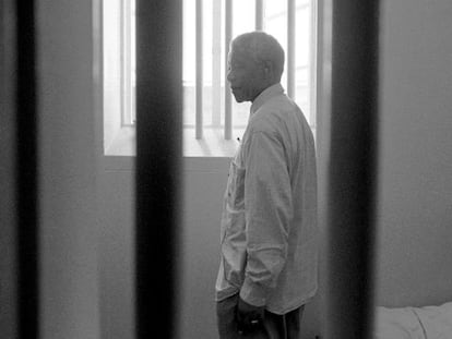 Mandela, na cela onde esteve encarcerado, em 1994.