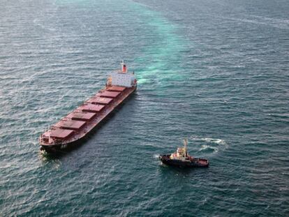 El barco chino <i>Shen Neng 1</i>, encallado dentro de la zona protegida de la Gran Barrera de Coral, en Australia