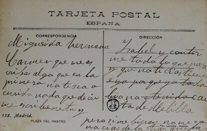 Estos libreros tienen más de 40.000 postales de Madrid archivadas en más de 100 álbumes. Empezaron a coleccionarlas cuando un cliente de toda la vida de su librería quiso deshacerse de su colección de postales.