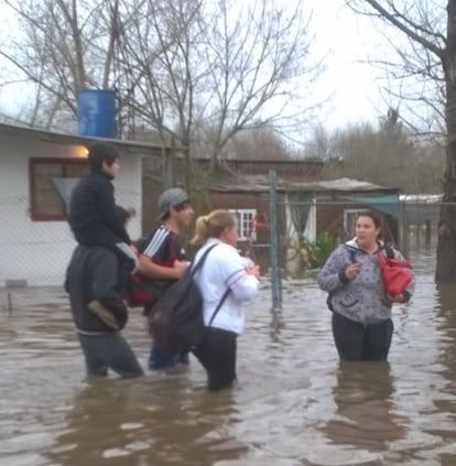 Imagen tomada por un vecino de Campana, una localidad a 70 kil&oacute;metros al norte de Buenos Aires. Cuando faltan dos d&iacute;as para las elecciones presidenciales primarias de voto obligatorio en Argentina, miles de personas est&aacute;n teniendo que ser evacuadas de casas en las que han perdido todo.