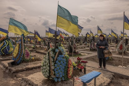 Una mujer visita un cementerio donde están enterrados soldados ucranios, el 11 de abril de 2023 en Brovary, Ucrania.