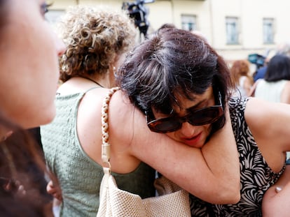 Juana Rivas, este martes, a su llegada al punto de encuentro donde debe entregar a su hijo de 11 años a su padre, en Granada.
