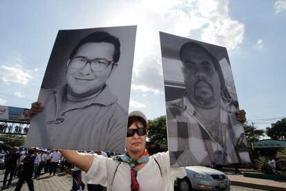 Una mujer sujeta retratos de un estudiante y un periodista muertos durante las protestas de los últimos días en Nicaragua.
