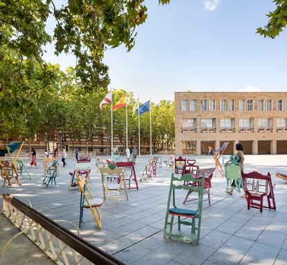 100 Sillas y 3 Salones Urbanos Biodiversos. Proyecto de reapropiación del espacio urbano diseñado para el Festival Concéntrico 08 en Logroño (2022). Agrupación de sillas desplegadas en la Plaza del Ayuntamiento.