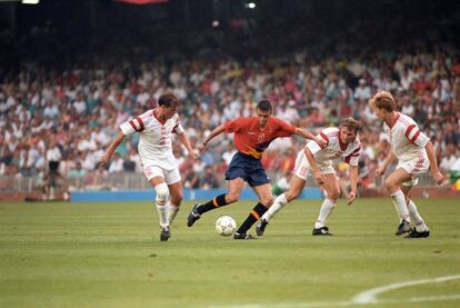 El delantero de la selección española, Luis Enrique, intenta rematar rodeado de jugadores polacos, durante la final de los Juegos Olímpicos de Barcelona 92 disputada contra Polonia.