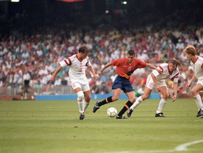 El delantero de la selección española, Luis Enrique, intenta rematar rodeado de jugadores polacos, durante la final de los Juegos Olímpicos de Barcelona 92 disputada contra Polonia.