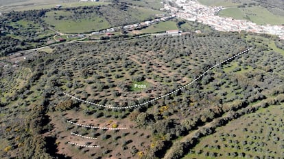 Vista aérea del Cerro de la Breña desde el Sureste. Las líneas discontinuas indican el perímetro amurallado y los fosos el ángulo oriental del recinto.