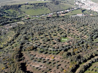 Vista aérea del Cerro de la Breña desde el Sureste. Las líneas discontinuas indican el perímetro amurallado y los fosos el ángulo oriental del recinto.