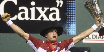 Juan Martínez de Irujo celebra su victoria ante Retegi Bi, tras la final del Campeonato Manomanista celebrada este domingoen el frontón Atano III de San Sebastián.