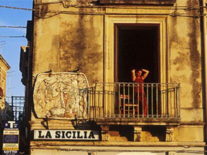 Un balcón cerca de la fuente de Arethusa, en Siracusa, puerto situado en la costa oriental de Sicilia.