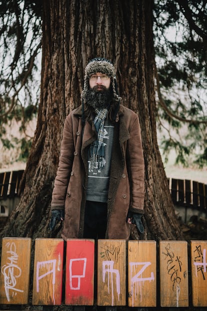 El escritor Clemens J. Setz en el parque Währinger en Viena. 