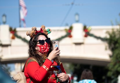 Una mujer hace una foto en el parque Disney de Anaheim, California.