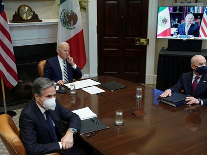 Joe Biden, junto a los secretarios de Estado y de Seguridad Nacional, durante la llamada con López Obrador en marzo.