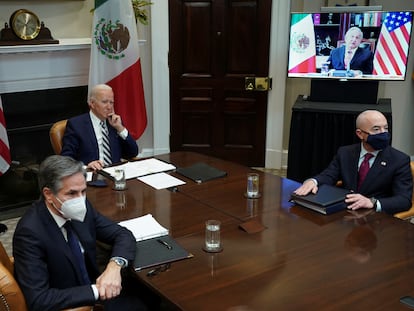 Joe Biden, junto a los secretarios de Estado y de Seguridad Nacional, durante la llamada con López Obrador en marzo.