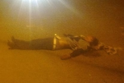 Un manifestante yace muerto en el pueblo de Sidi Bouzid.