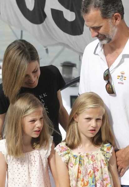 Junto al polo deportivo blanco de don Felipe, listo para incorporarse poco después a la tripulación del "Aifos" al frente de la embarcación, doña Letizia lucía pantalón blanco, sandalias de tacón y una camiseta negra decorada con las letras que forman el apellido del célebre escritor Franz Kafka, un diseño del poeta y artista madrileño Eduardo Scala para la Editorial Delirio.