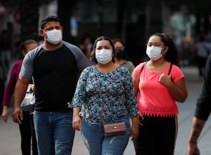 Una familia con mascarillas en una plaza en Monterrey