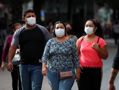 Una familia con mascarillas en una plaza en Monterrey, el 12 de diciembre de 2022.