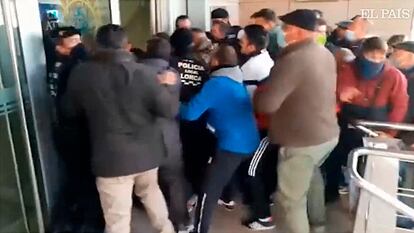 Momento en el que un grupo de personas supera la barrera policial en el Ayuntamiento de Lorca.