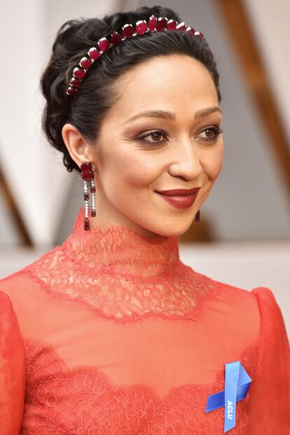 Detalle de la diadema de Ruth Negga.