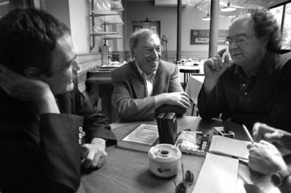 Ignacio Vidal-Folch, Jordi Solé Tura y Josep Martí Font, en una tertulia de la librería Laie de Barcelona.