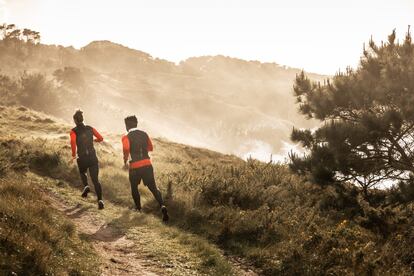 Salir a correr en terreno irregular requiere proveerse de material adecuado: desde la ropa, al calzado o los complementos. Los artículos de Salomon proporcionan de calidad y comodidad.